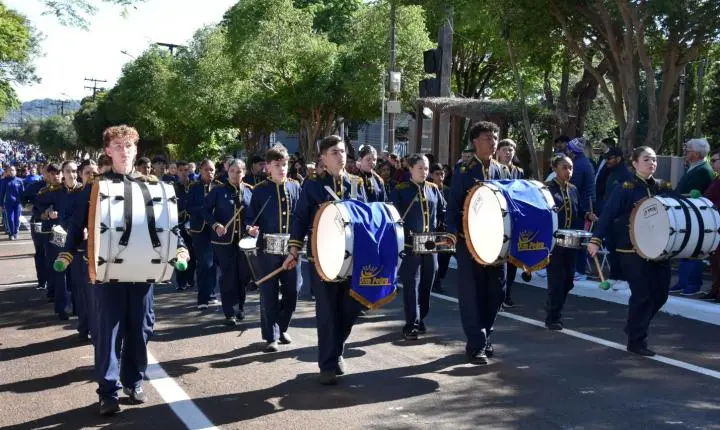 GRANDE PÚBLICO PRESTIGIA DESFILE CÍVICO DE 7 DE SETEMBRO QUE EXALTOU OS 65 ANOS DE SÃO MIGUEL DO IGUAÇU