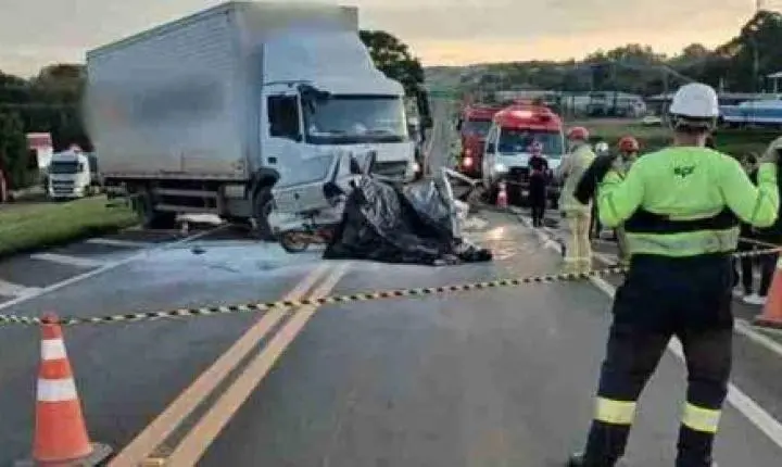 GRAVÍSSIMO! TRÊS PESSOAS MORREM EM BATIDA ENTRE CARRO E CAMINHÃO NA BR-277