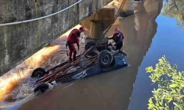 HOMEM É ENCONTRADO MORTO DENTRO DE CARRO SUBMERSO EM RIO DE PRUDENTÓPOLIS