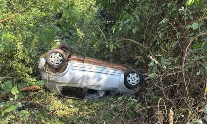SERRANÓPOLIS DO IGUAÇU: HOMEM FICA FERIDO APÓS PERDER CONTROLE DE CARRO E CAPOTAR