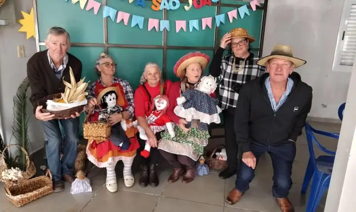 IDOSOS DE MISSAL CELEBRAM FESTAS JUNINAS COM MUITA ANIMAÇÃO