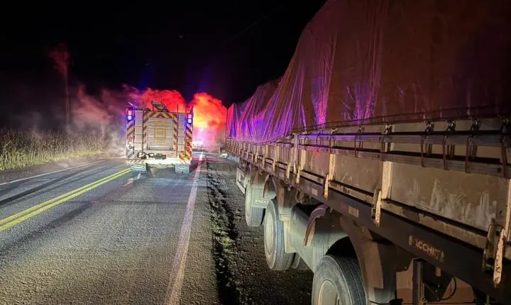 INCÊNDIO ATINGE CAMINHÃO NA PR-495 EM SANTA HELENA E MOTORISTA EVITA DANOS MAIORES
