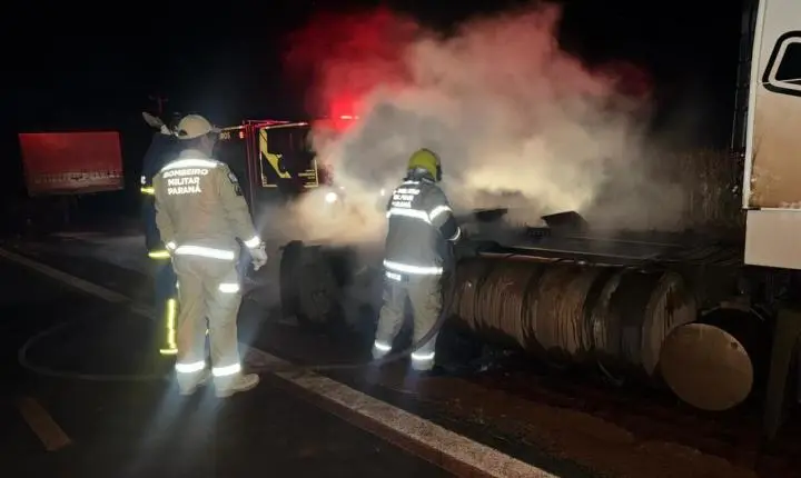 INCÊNDIO ATINGE CAMINHÃO NA PR-495 EM SANTA HELENA E MOTORISTA EVITA DANOS MAIORES
