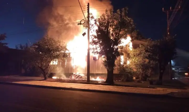 INCÊNDIO DESTRÓI CASA DE MADEIRA EM ENTRE RIOS DO OESTE