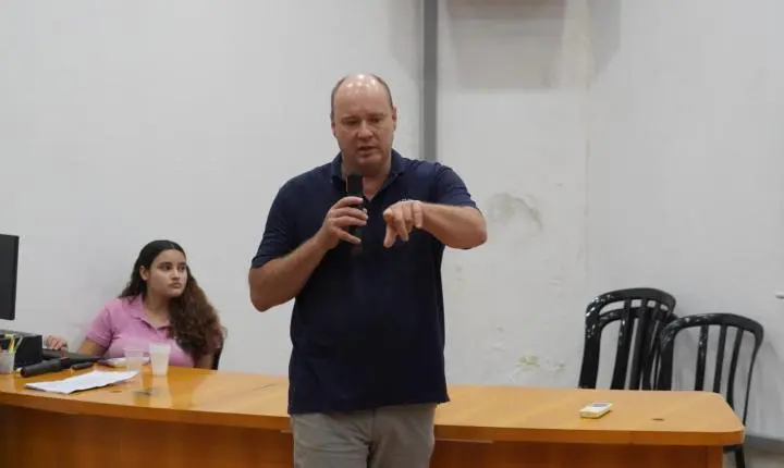  ITAIPULÂNDIA - ALUNOS DO COLÉGIO ESTADUAL COSTA E SILVA VISITAM SECRETARIA DE ADMINISTRAÇÃO E CONHECEM FUNCIONAMENTO DO SERVIÇO PÚBLICO