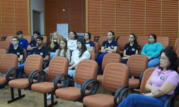  ITAIPULÂNDIA - ALUNOS DO COLÉGIO ESTADUAL COSTA E SILVA VISITAM SECRETARIA DE ADMINISTRAÇÃO E CONHECEM FUNCIONAMENTO DO SERVIÇO PÚBLICO