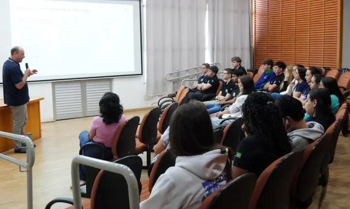  ITAIPULÂNDIA - ALUNOS DO COLÉGIO ESTADUAL COSTA E SILVA VISITAM SECRETARIA DE ADMINISTRAÇÃO E CONHECEM FUNCIONAMENTO DO SERVIÇO PÚBLICO