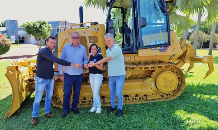 ITAIPULÂNDIA AMPLIA FROTA COM NOVO TRATOR DE ESTEIRA PARA REFORÇAR SERVIÇOS NO MUNICÍPIO