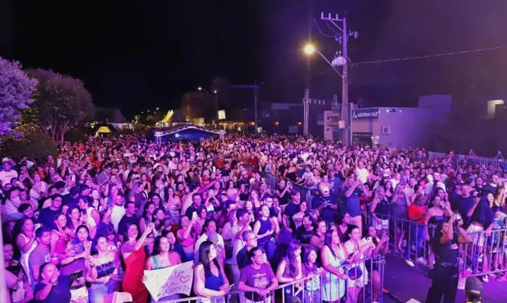 ITAIPULÂNDIA CELEBRA DIA DA MULHER COM SHOW DE MURILO HUFF E GRANDE PÚBLICO EM FRENTE AO PAÇO MUNICIPAL