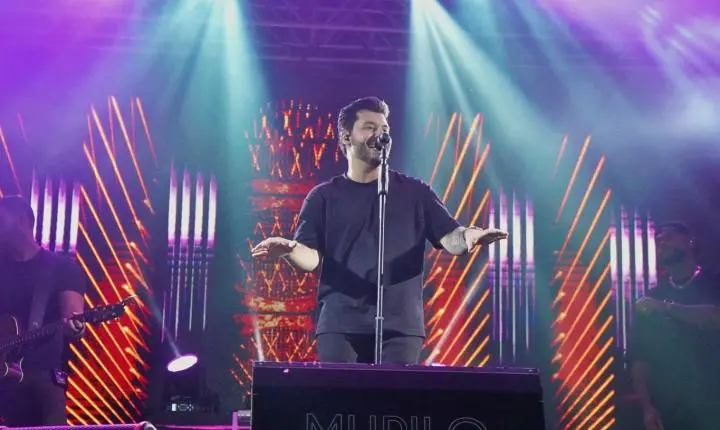 ITAIPULÂNDIA CELEBRA DIA DA MULHER COM SHOW DE MURILO HUFF E GRANDE PÚBLICO EM FRENTE AO PAÇO MUNICIPAL