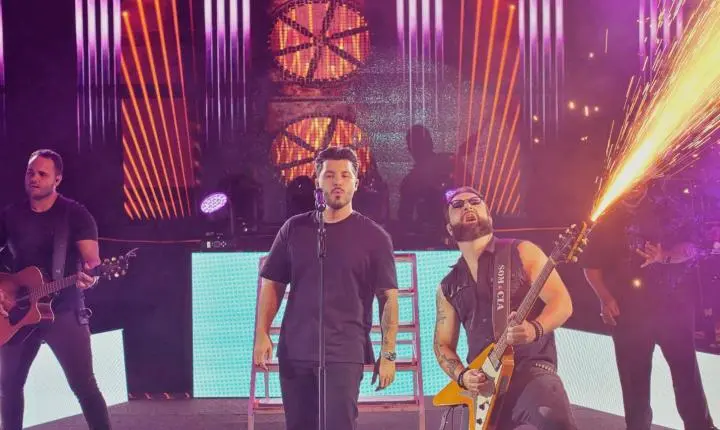 ITAIPULÂNDIA CELEBRA DIA DA MULHER COM SHOW DE MURILO HUFF E GRANDE PÚBLICO EM FRENTE AO PAÇO MUNICIPAL