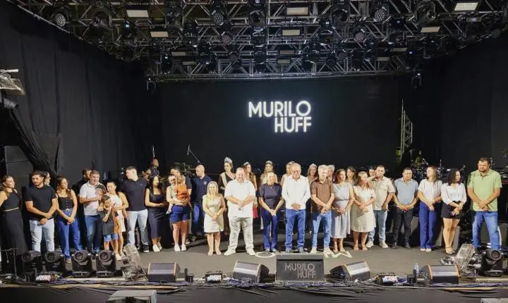 ITAIPULÂNDIA CELEBRA DIA DA MULHER COM SHOW DE MURILO HUFF E GRANDE PÚBLICO EM FRENTE AO PAÇO MUNICIPAL