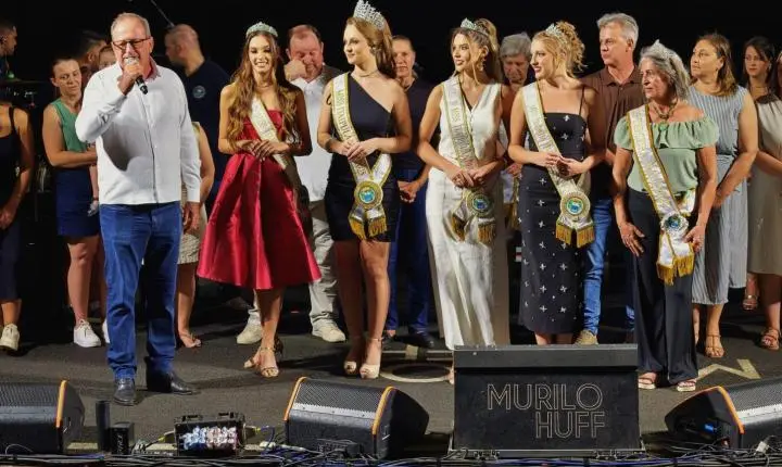 ITAIPULÂNDIA CELEBRA DIA DA MULHER COM SHOW DE MURILO HUFF E GRANDE PÚBLICO EM FRENTE AO PAÇO MUNICIPAL