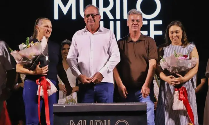 ITAIPULÂNDIA CELEBRA DIA DA MULHER COM SHOW DE MURILO HUFF E GRANDE PÚBLICO EM FRENTE AO PAÇO MUNICIPAL