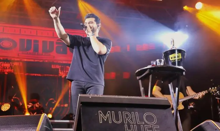 ITAIPULÂNDIA CELEBRA DIA DA MULHER COM SHOW DE MURILO HUFF E GRANDE PÚBLICO EM FRENTE AO PAÇO MUNICIPAL