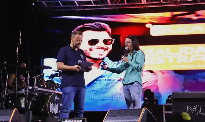 ITAIPULÂNDIA CELEBRA DIA DA MULHER COM SHOW DE MURILO HUFF E GRANDE PÚBLICO EM FRENTE AO PAÇO MUNICIPAL