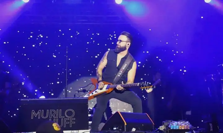 ITAIPULÂNDIA CELEBRA DIA DA MULHER COM SHOW DE MURILO HUFF E GRANDE PÚBLICO EM FRENTE AO PAÇO MUNICIPAL
