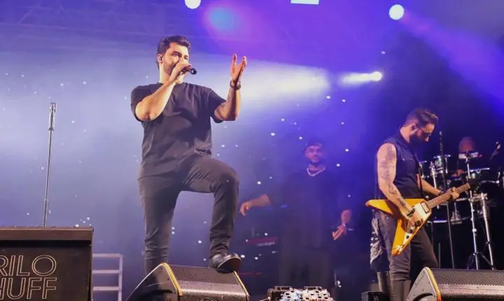 ITAIPULÂNDIA CELEBRA DIA DA MULHER COM SHOW DE MURILO HUFF E GRANDE PÚBLICO EM FRENTE AO PAÇO MUNICIPAL