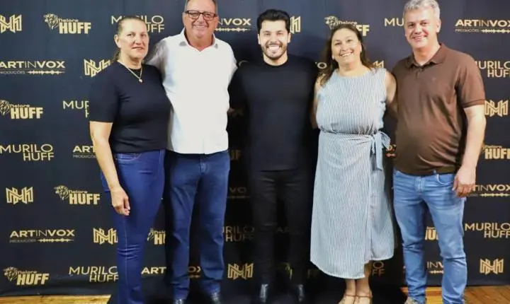 ITAIPULÂNDIA CELEBRA DIA DA MULHER COM SHOW DE MURILO HUFF E GRANDE PÚBLICO EM FRENTE AO PAÇO MUNICIPAL