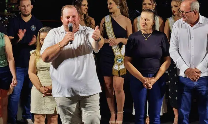 ITAIPULÂNDIA CELEBRA DIA DA MULHER COM SHOW DE MURILO HUFF E GRANDE PÚBLICO EM FRENTE AO PAÇO MUNICIPAL