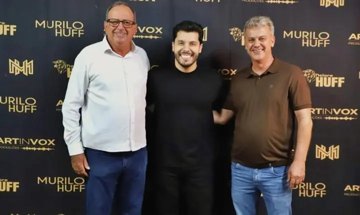 ITAIPULÂNDIA CELEBRA DIA DA MULHER COM SHOW DE MURILO HUFF E GRANDE PÚBLICO EM FRENTE AO PAÇO MUNICIPAL