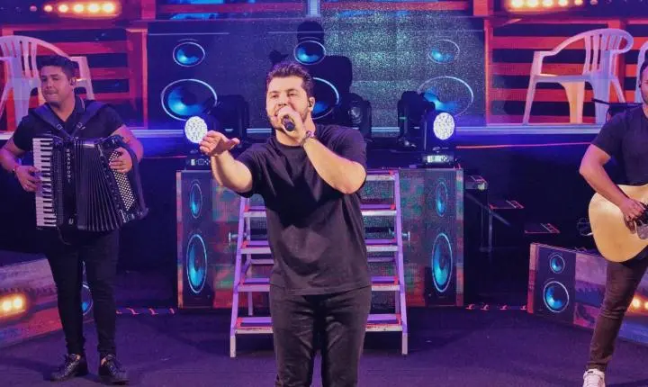 ITAIPULÂNDIA CELEBRA DIA DA MULHER COM SHOW DE MURILO HUFF E GRANDE PÚBLICO EM FRENTE AO PAÇO MUNICIPAL