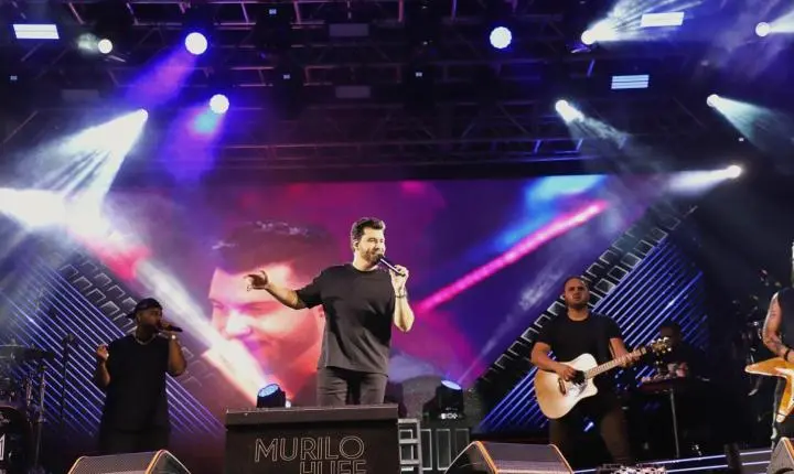 ITAIPULÂNDIA CELEBRA DIA DA MULHER COM SHOW DE MURILO HUFF E GRANDE PÚBLICO EM FRENTE AO PAÇO MUNICIPAL