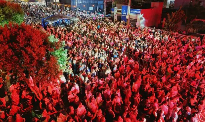 ITAIPULÂNDIA CELEBRA DIA DA MULHER COM SHOW DE MURILO HUFF E GRANDE PÚBLICO EM FRENTE AO PAÇO MUNICIPAL