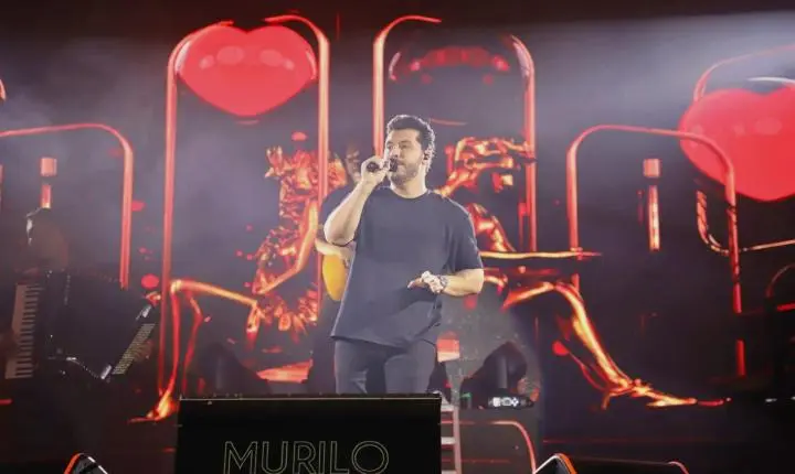 ITAIPULÂNDIA CELEBRA DIA DA MULHER COM SHOW DE MURILO HUFF E GRANDE PÚBLICO EM FRENTE AO PAÇO MUNICIPAL