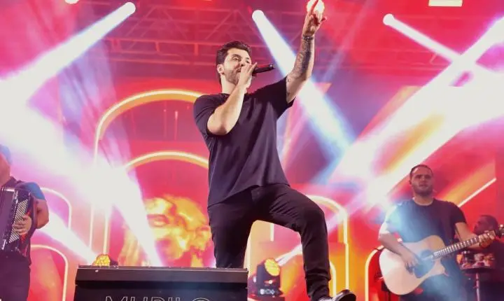 ITAIPULÂNDIA CELEBRA DIA DA MULHER COM SHOW DE MURILO HUFF E GRANDE PÚBLICO EM FRENTE AO PAÇO MUNICIPAL