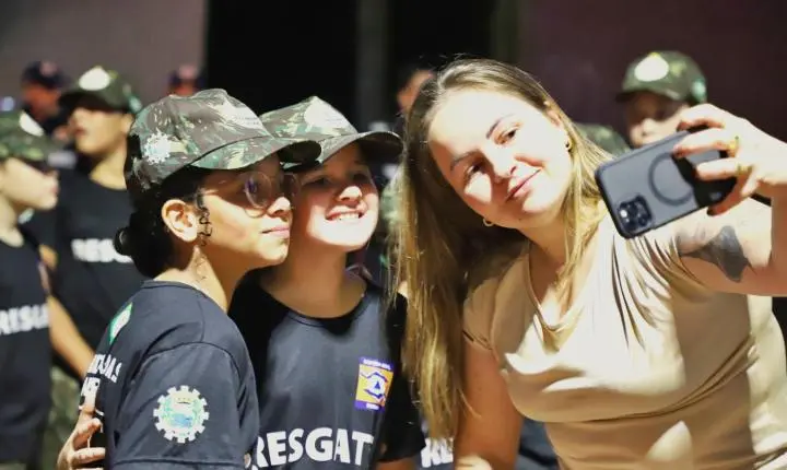 ITAIPULÂNDIA ENTREGA UNIFORMES A 160 ALUNOS DO PROGRAMA GUARDA-VIDAS MIRIM EM CERIMÔNIA OFICIAL