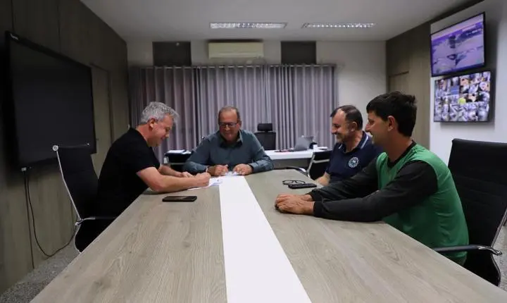 ITAIPULÂNDIA INICIA MELHORIAS NA COBERTURA DO AUDITÓRIO PROFESSOR ROMALINO PEREIRA DA LUZ