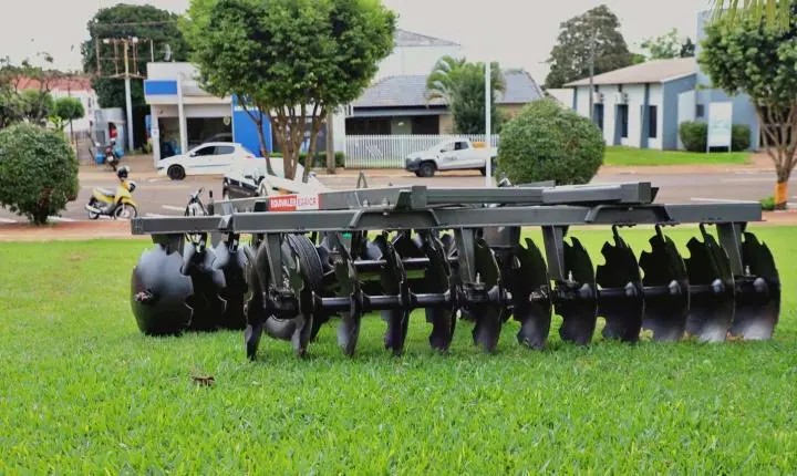 ITAIPULÂNDIA INVESTE R$ 58 MIL EM NOVA GRADE ARADORA PARA FORTALECER AGRICULTURA LOCAL