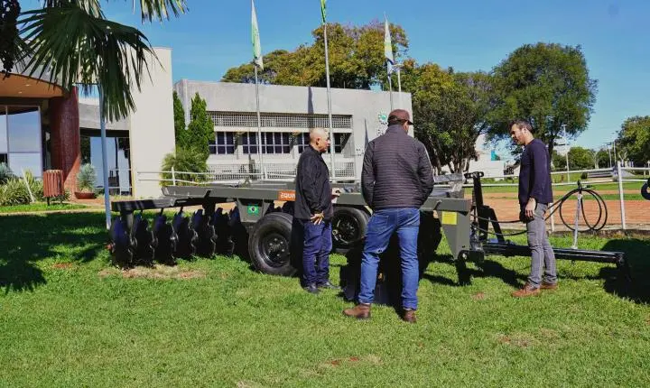 ITAIPULÂNDIA INVESTE R$ 58 MIL EM NOVA GRADE ARADORA PARA FORTALECER AGRICULTURA LOCAL