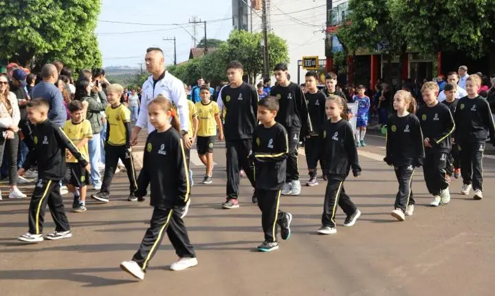 ITAIPULÂNDIA REALIZA DESFILE CÍVICO EM CELEBRAÇÃO À INDEPENDÊNCIA DO BRASIL