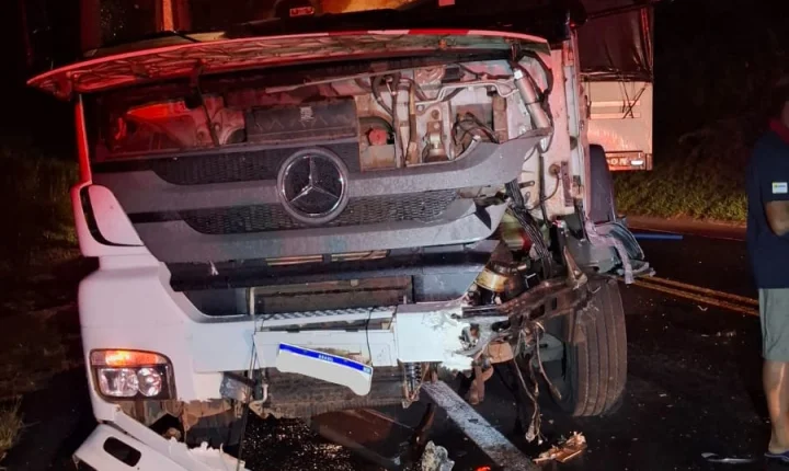 JOVEM E ADOLESCENTE FICAM FERIDAS EM BATIDA FRONTAL NA PR-092 EM SANTO ANTÔNIO DA PLATINA