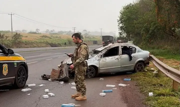 JOVEM É PRESO APÓS CAPOTAR CARRO DURANTE FUGA NA BR-163 COM 5 MIL MAÇOS DE CIGARROS