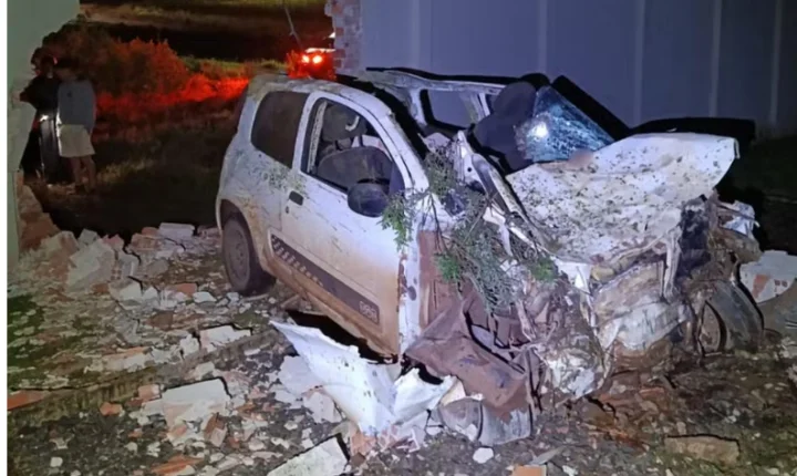 JOVEM MORRE APÓS CARRO BATER EM CAVALO E ATINGIR MURO NA PR-456