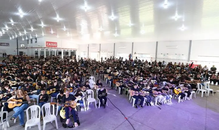JOVENS VIOLEIROS DE ITAIPULÂNDIA PARTICIPAM DO 1º FESTIVAL PROSA E VIOLA NO LAGO DE ITAIPU