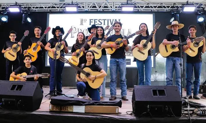 JOVENS VIOLEIROS DE ITAIPULÂNDIA PARTICIPAM DO 1º FESTIVAL PROSA E VIOLA NO LAGO DE ITAIPU
