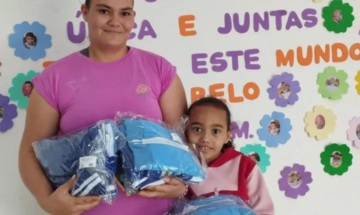 MAIS DE 1.800 ALUNOS RECEBEM KITS DE UNIFORME ESCOLAR EM ITAIPULÂNDIA