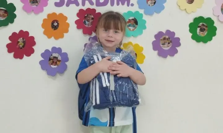 MAIS DE 1.800 ALUNOS RECEBEM KITS DE UNIFORME ESCOLAR EM ITAIPULÂNDIA
