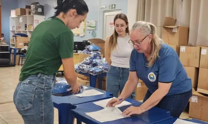 MAIS DE 1.800 ALUNOS RECEBEM KITS DE UNIFORME ESCOLAR EM ITAIPULÂNDIA
