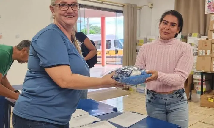 MAIS DE 1.800 ALUNOS RECEBEM KITS DE UNIFORME ESCOLAR EM ITAIPULÂNDIA