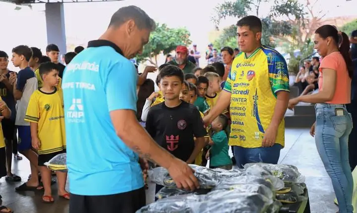  MAIS DE 250 ATLETAS RECEBEM KITS DE AGASALHOS DO PROJETO TALENTOS DE JESUS EM ITAIPULÂNDIA