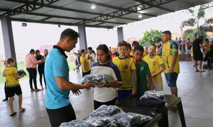  MAIS DE 250 ATLETAS RECEBEM KITS DE AGASALHOS DO PROJETO TALENTOS DE JESUS EM ITAIPULÂNDIA