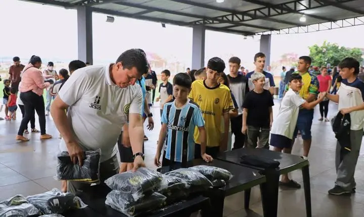  MAIS DE 250 ATLETAS RECEBEM KITS DE AGASALHOS DO PROJETO TALENTOS DE JESUS EM ITAIPULÂNDIA