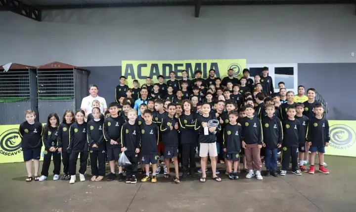  MAIS DE 250 ATLETAS RECEBEM KITS DE AGASALHOS DO PROJETO TALENTOS DE JESUS EM ITAIPULÂNDIA