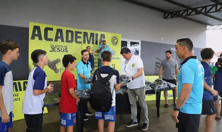  MAIS DE 250 ATLETAS RECEBEM KITS DE AGASALHOS DO PROJETO TALENTOS DE JESUS EM ITAIPULÂNDIA