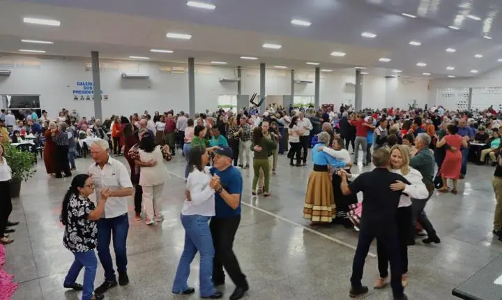 MATINÊ ESPECIAL DO DIA DAS MÃES REÚNE CENTENAS DE FAMÍLIAS EM ITAIPULÂNDIA